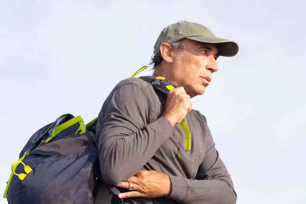 Jak odpocząć psychicznie na urlopie - mężczyzna zmęczony trekkingiem